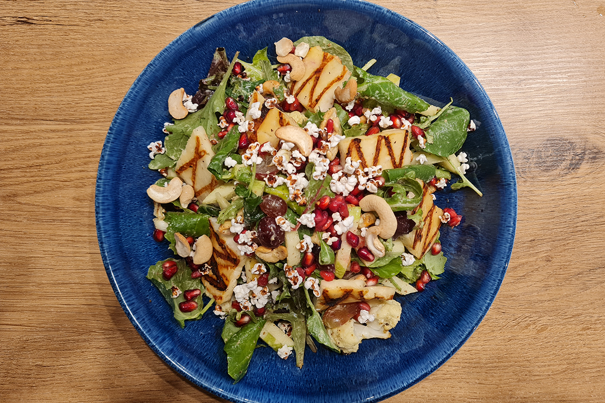 SAŁATKA Z PIECZONYM KALAFIOREM, GRANATEM, GRILLOWANYM HALLOUMI I